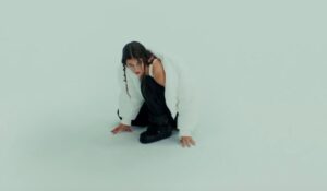 Izarok 'X eta besteak' izeneko kantua eta bideoklipa aurkeztu ditu