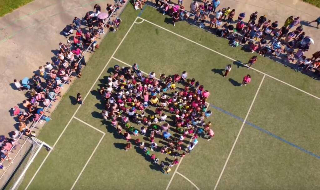 Jon Maiak, Jokin Pinatxok, Kukai Dantzak eta Orereta Ikastolak parte hartu dute Kilometroak jaiaren kanta eta bideoklipean