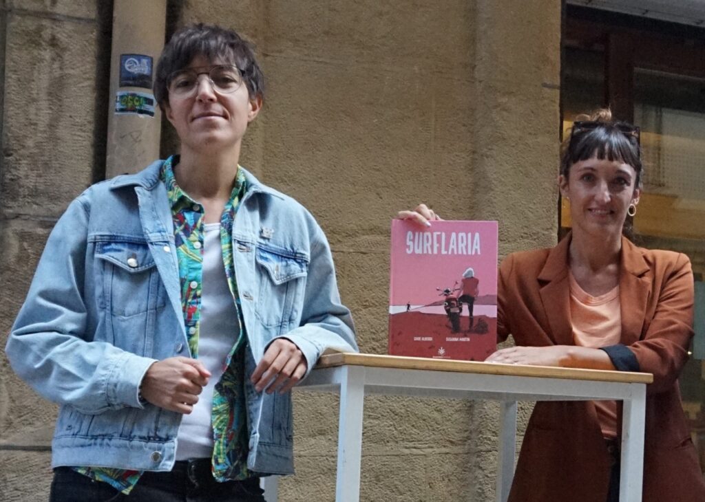 ‘Surflaria’, Xabiroi aldizkariaren komiki liburu berria kaleratu dute Uxue Alberdik eta Susanna Martinek