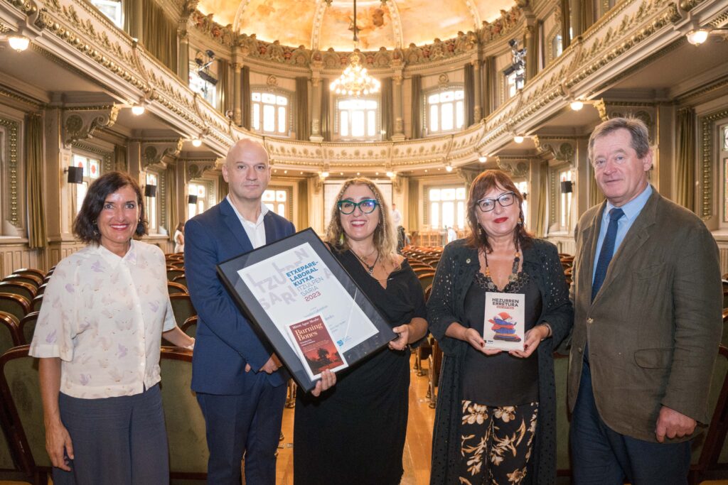 Amaia Gabantxok irabazi du Etxepare Itzulpen Saria, ‘Hezurren erretura’ ingelesera itzultzeagatik