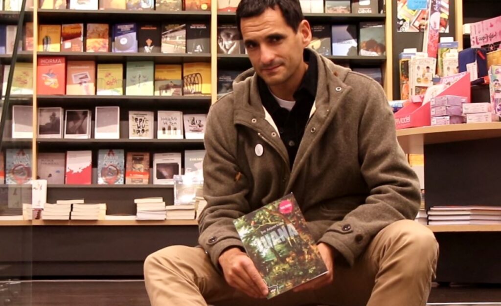 [Bideoa] Jon Artano Kazetariak ‘Juana’ liburua aurkeztu du