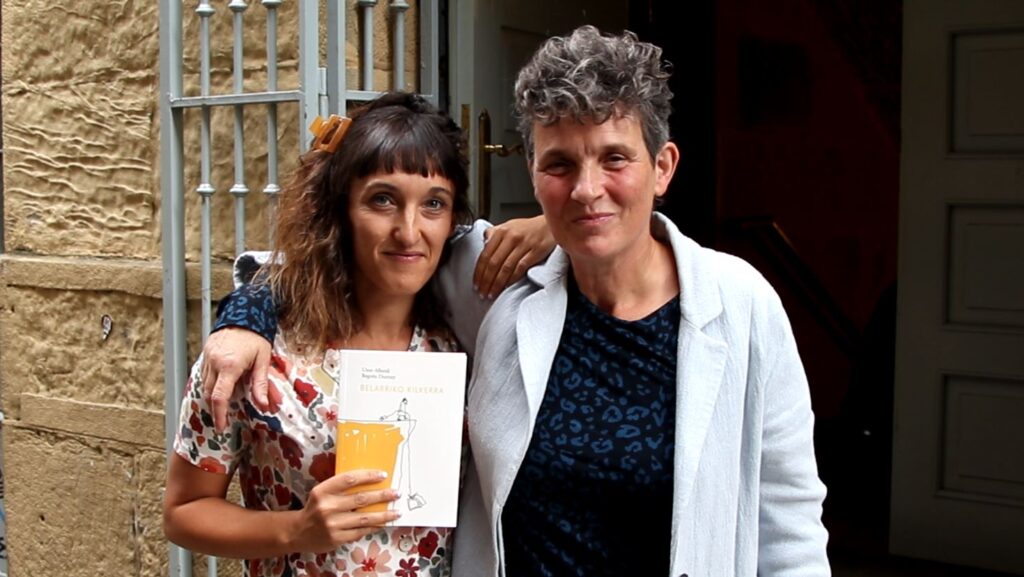 [Bideoa] Ahoz kontatu eta belarriz jasotako testuak bildu ditu Uxue Alberdik ‘Belarriko Kilkerrak’ liburuan