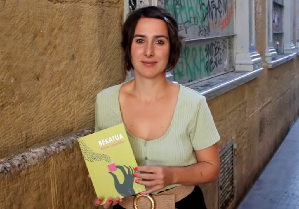 [Bideoa] Lo egin ezinean gaudenean sortzen zaizkigun ideia zurrunbilo horiek bilakatu ditu protagonista Goiatz Labandibarrek ‘Bekatua’ eleberrian