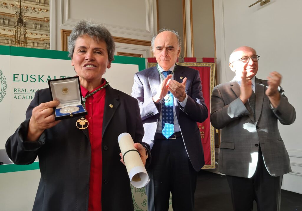 Itxaro Borda euskaltzainak ‘Mugari tirorik ez’ izeneko idazlan pertsonala irakurri du Sarrera-hitzaldian