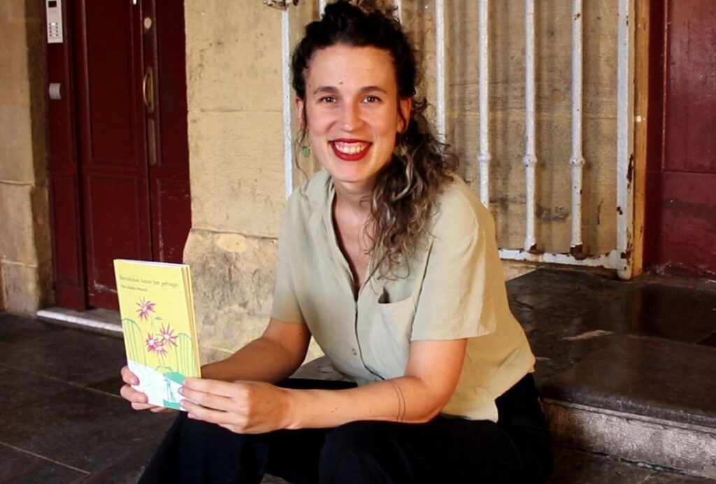 [Bideoa] Ane Labaka idazle eta bertsolariak ‘Barraskiloek baino bat gehiago’ eleberria kaleratu du