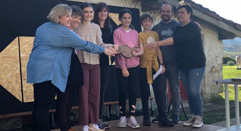 Azpeitiko Ikasberri ikastolak gogotsu eta ilusioz hartu du 2024ko kilometro jaia antolatzeko lekukoa