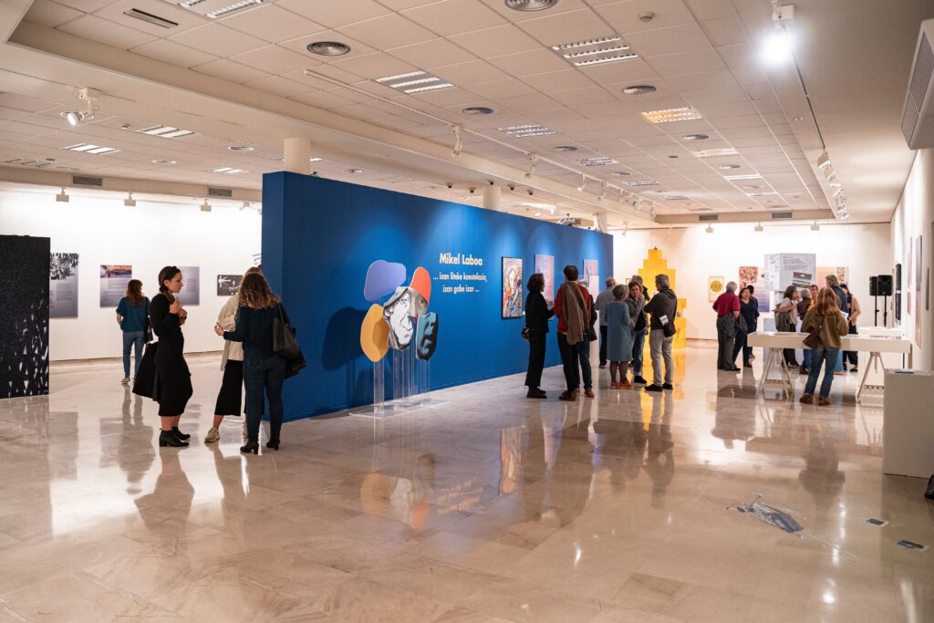 Literaktum jaialdiak ‘Ni ez naiz Mikel Laboa’ komikian oinarritutako erakusketa ireki du Donostian