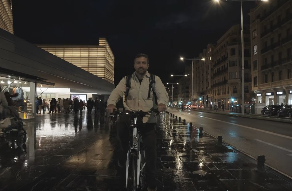 Postal Kolekzionistak taldeak ‘Plastikozko hiri bat’ kanta eta bideoklipa estreinatu ditu