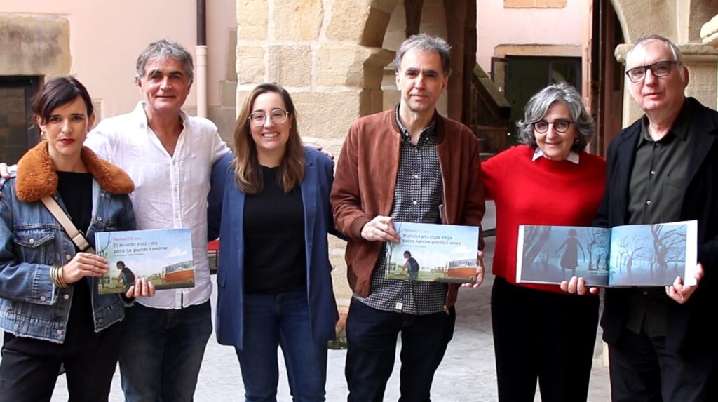 [Bideoa] ‘Mundua pitzatuta dago baina hantxe gabiltza oinez’ album ilustratua eta antzezlana aurkeztu dituzte