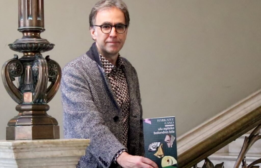 [Bideoa] Poesiaren ertzei eta mugei buruzko poema liburua ondu du Harkaitz Cano idazleak
