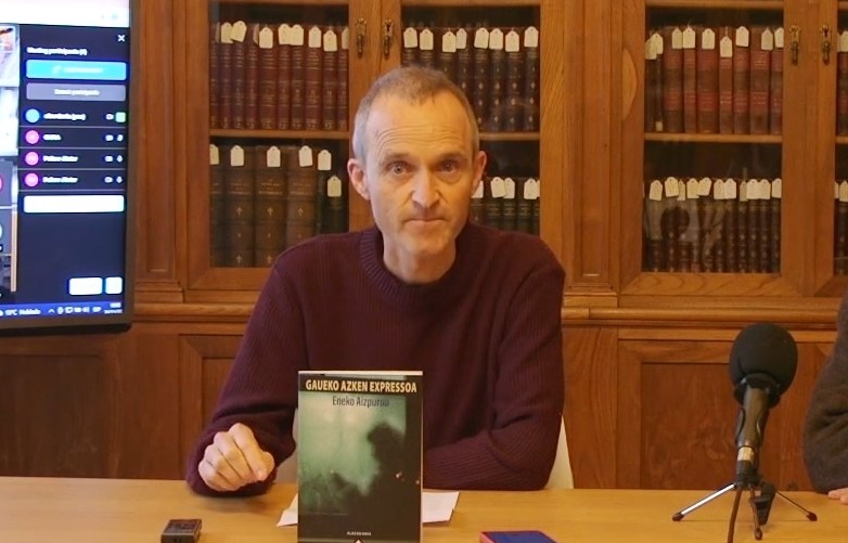 ‘Gaueko azken expressoa’ eleberria ondu du Eneko Aizpurua idazleak