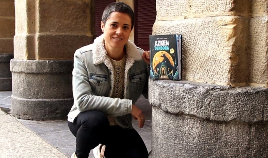 [BIDEOA] ‘Aukeratu zure abentura’ eta ‘scapebook’ egitura uztartzen dituen bigarren liburua kaleratu du Nerea Loiolak