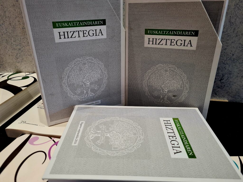 ‘Asozial’, ‘probestu’ eta ‘ofenditu’ hitzak, besteak beste, sartu ditu Euskaltzaindiak bere hiztegian