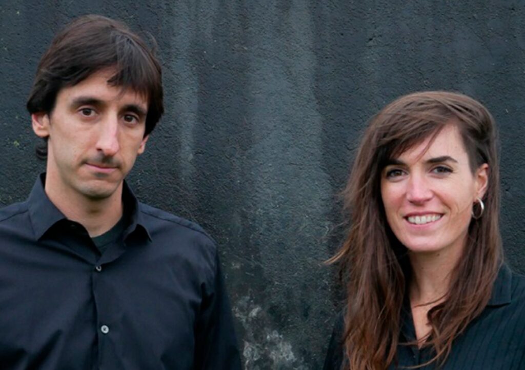 Joana Otxoa de Alaiza eta Alex Gurrutxagaren ‘Txori kantazale’ ikuskizuna taularatuko dute bihar, Arriagan