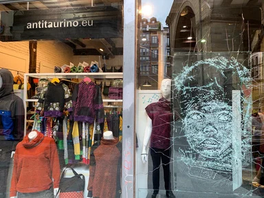 Palestinarren mina Bilboko Alde Zaharreko hainbat erakusleihotan ikusgai