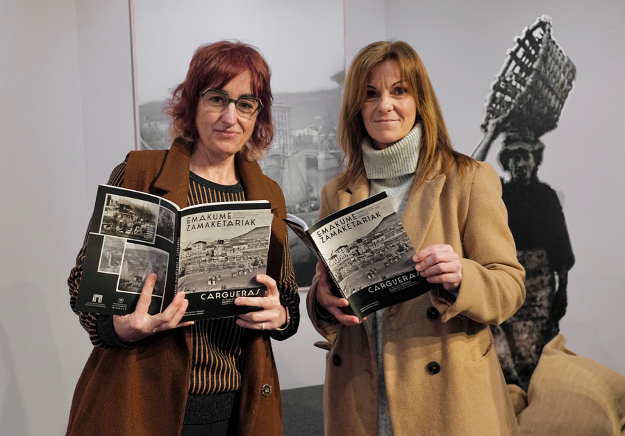 Bizkaiko portuetan mendeetan zehar salgaiak mugitu zituen “emakume zamaketarien” lanbidea ikusarazteko erakusketa eta liburua aurkeztu dute