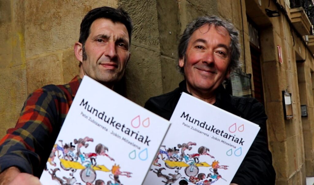 [Bideoa] Patxi Zubizarretak eta Jokin Mitxelenak ‘Munduketariak’ liburua ondu dute Ordiziako Urdaneta eskola publikoaren 50. urteurrenaren harira
