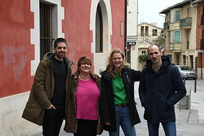 Ainhoa Urien, Onintza Enbeita, Sustrai Colina eta Xabi Igoa Euskal Herriko Bertsozale Elkarteko lehendakaritzara batu dira