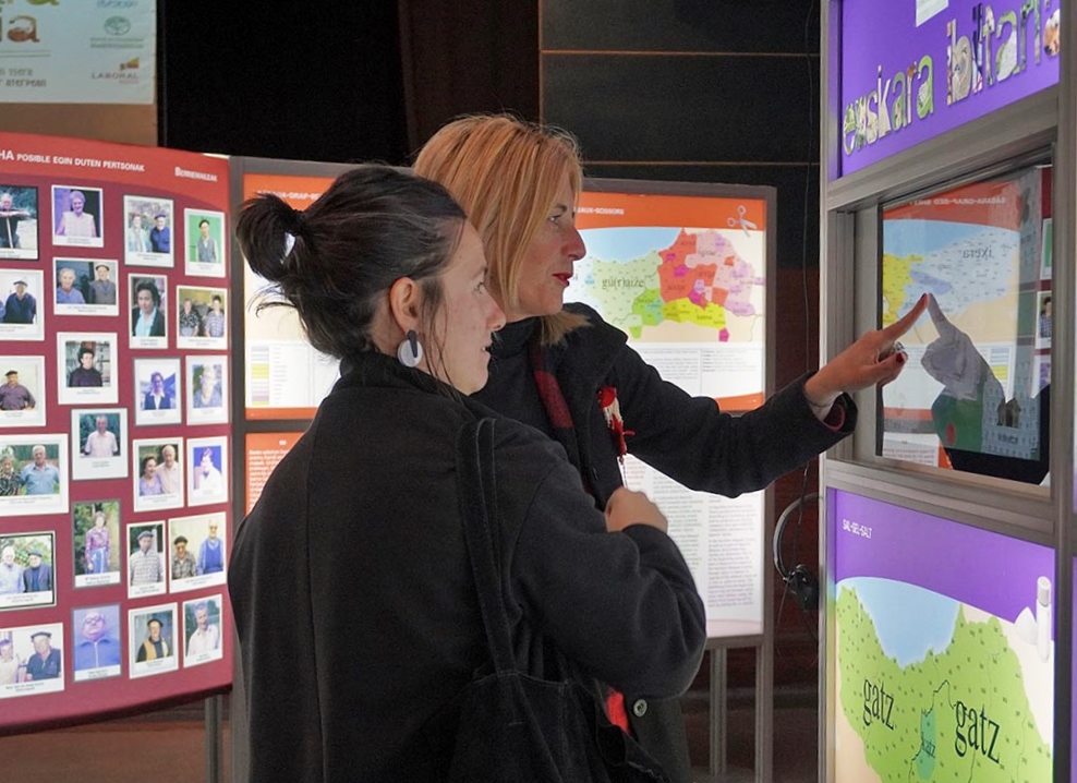 ‘Euskara ibiltaria’, zentzumenei eragiten dien erakusketa ireki dute Durangon