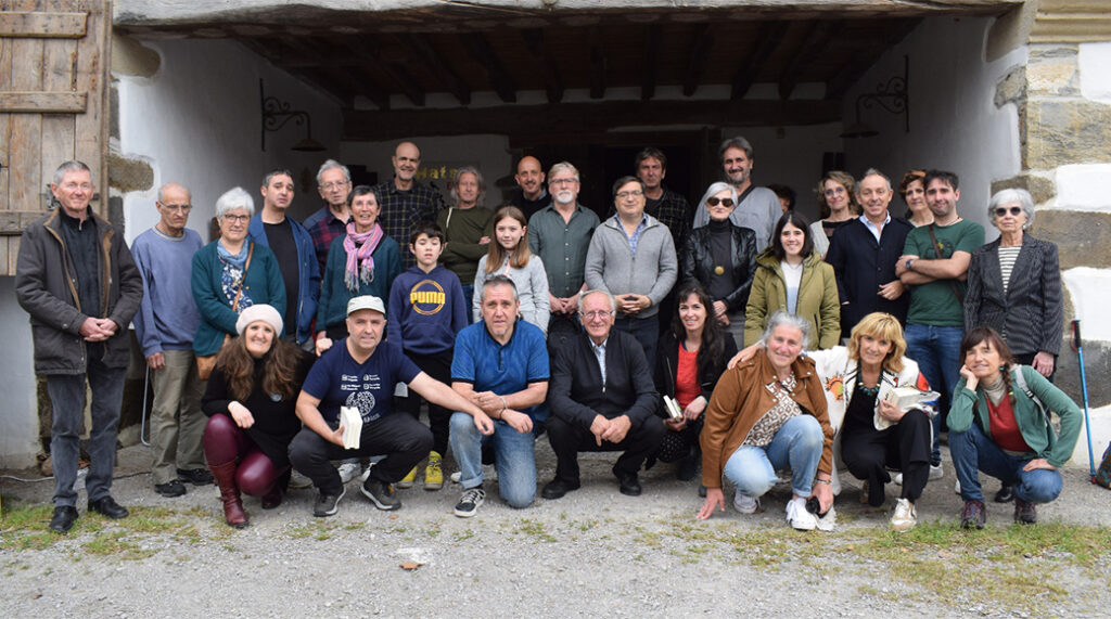 ‘Hatsaren Poesia’ liburua kalean da