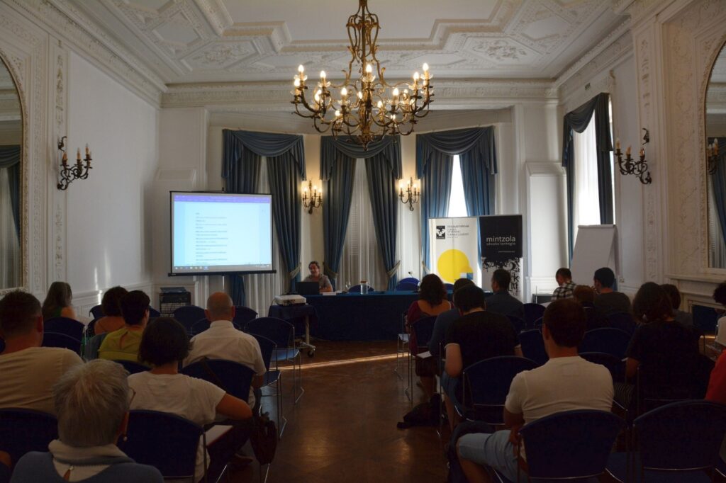 ‘Nondik eta zeri ari gatzaizkio bertsotan?’ ikastaroa eskainiko du Bertsozalek EHUko ikastaroetan