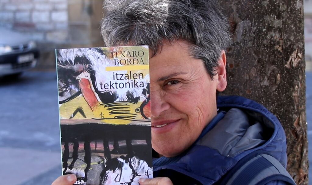 [Bideoa] Lurrikara baten dardara dakar Itxaro Bordak idatzitako ‘Itzalen tektonika’ poema liburu berriak