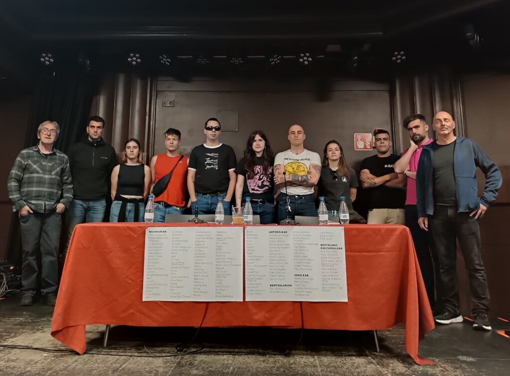 150 kulturgile inguru batu dira GKSri, Etxebizitza Sindikatuari eta Luberri Konpartsari txosnetan jarritako beto politikoaren kontra