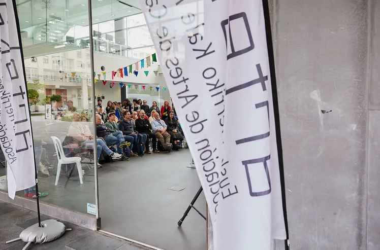 ‘Kaleko emanaldien hizkuntzen erabilera’ solasaldi irekia izango da gaur Kultur Leioan