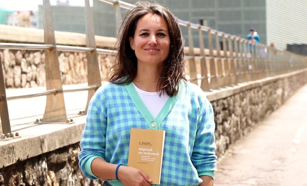 [Bideoa] Haurdunaldi subrogatuen inguruko analisi feministak bildu ditu June Fernandezek ‘Aingeruak eta neskameak’ saiakeran