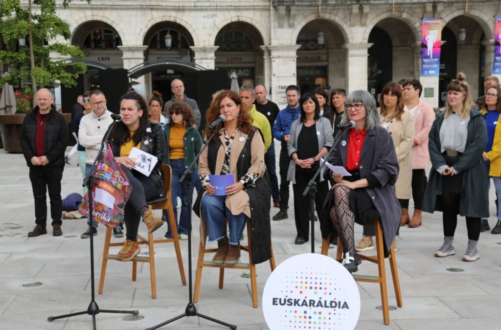 Hizkuntza-politiketan eta euskararen erabileran jauzi egiteko, bultzada herritar indartsua behar dela aldarrikatu dute Baionan