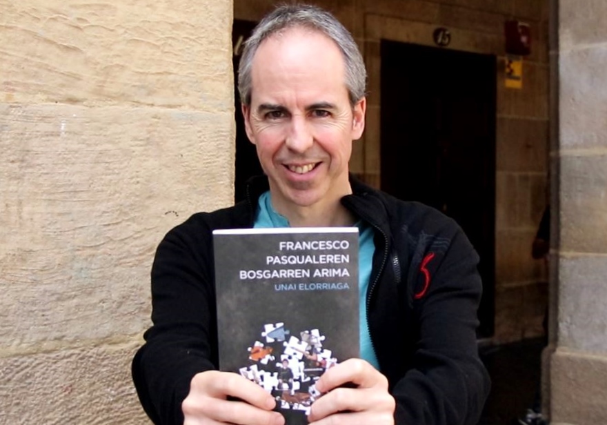 [Bideoa] ‘Francesco Pasqualeren bosgarren arima’ ipuinez osatutako eleberria aurkeztu du Unai Elorriagak