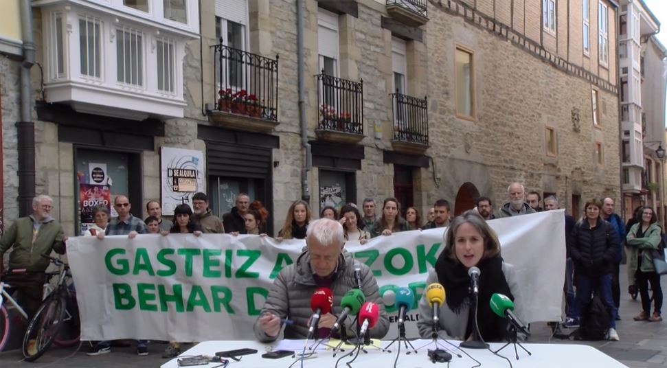 Hainbat euskaltzale Gasteiz Antzokiaren aldeko plataforma biziberritzeko elkartu dira