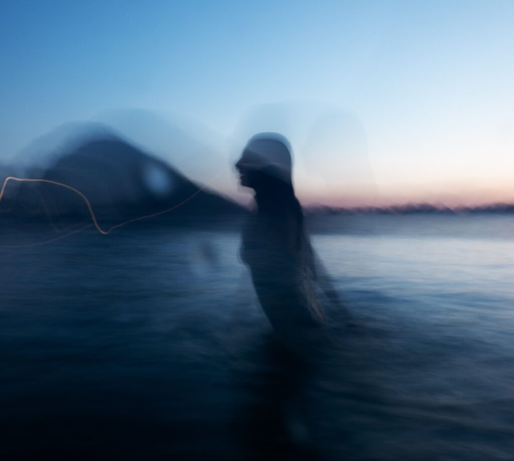 Donostiako Okendo Kultur Etxeak Casey Laraeren ‘Sirenak’ erakusketa irekiko du ostegunean