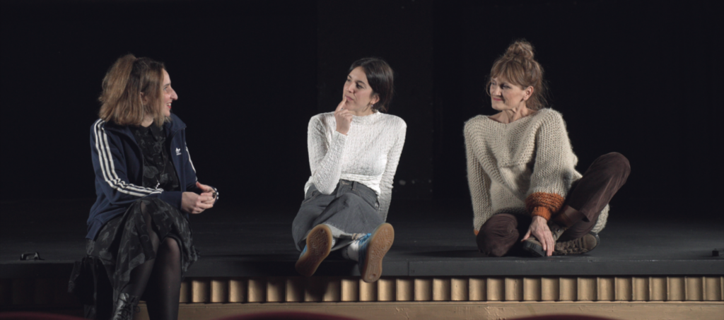 Hika Teatroak ‘35 urte eszenara begira’ dokumentala aurkeztuko du bihar, Donostiako Antzoki Zaharrean