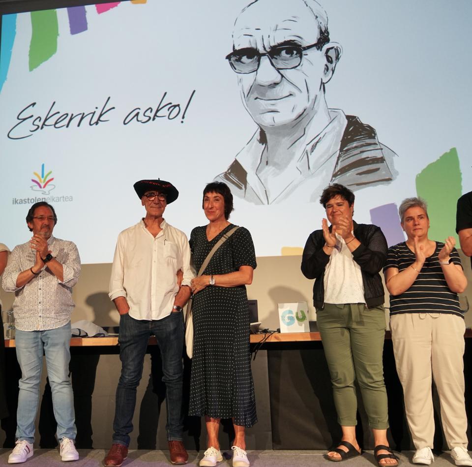 Ikastolen Elkarteak egindako lana aitortu eta eskertu dio Jose Luis Sukiari