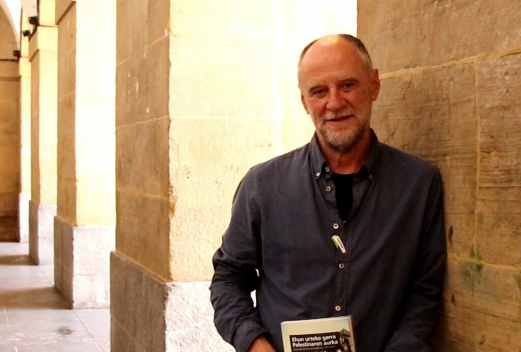 [Bideoa] ‘Ehun urteko gerra Palestinaren aurka’, Israel egiten ari den sarraskia salatzeko, eta aspalditik datorren historia ezagutarazteko liburua kalean da euskaraz