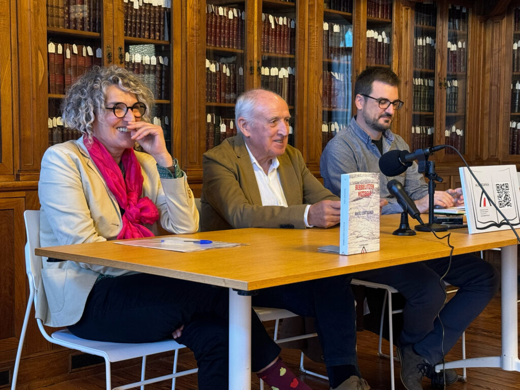‘Berbelitzen hiztegia’ kaleratu du Anjel Lertxundi idazleak