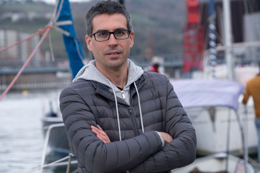 Ander Izagirreren ‘Elkanoren herriari bueltaka’ saiakera euskaratu du Julen Gabiriak