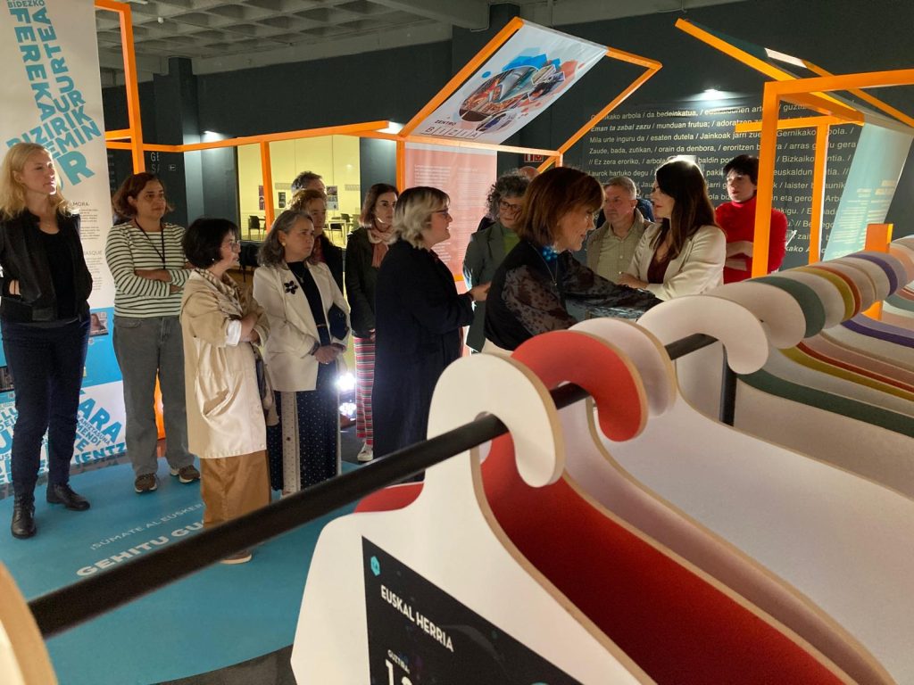 ‘Euskararen Etxea, plazara’ erakusketa ibiltaria paratu dute EHUk Leioan duen egoitzan