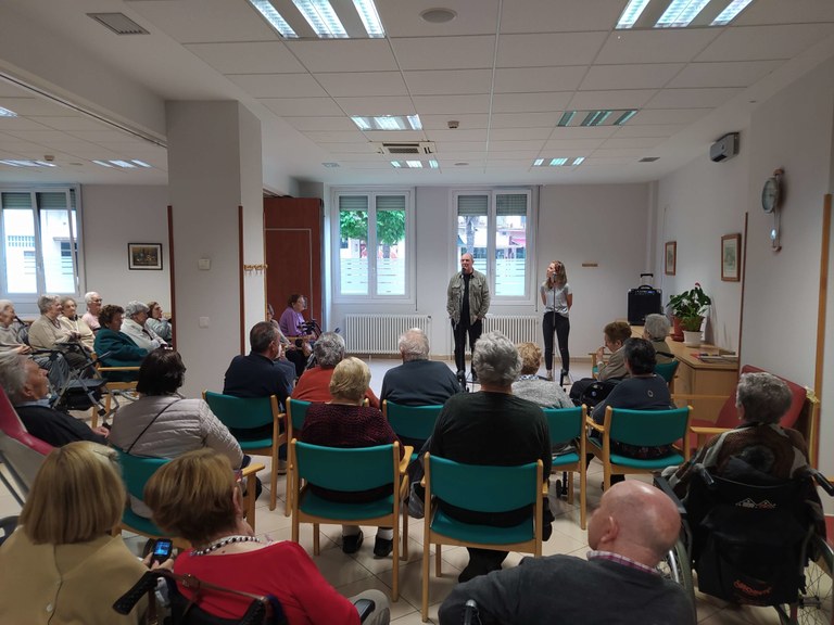 ‘Bertso bira’ egitasmoa abian da Gipuzkoako adinekoen egoitzetan