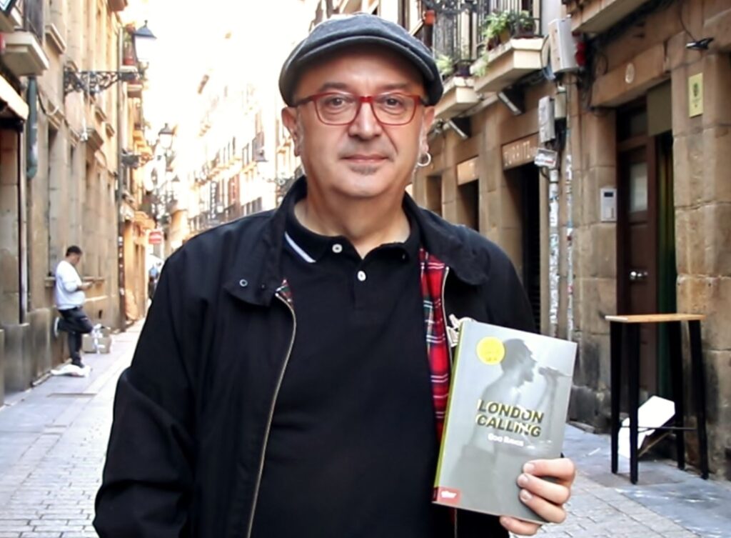 [Bideoa] Literatura eta musika uztartu ditu Goio Ramosek ‘London Calling’ helduentzako lehen liburuan