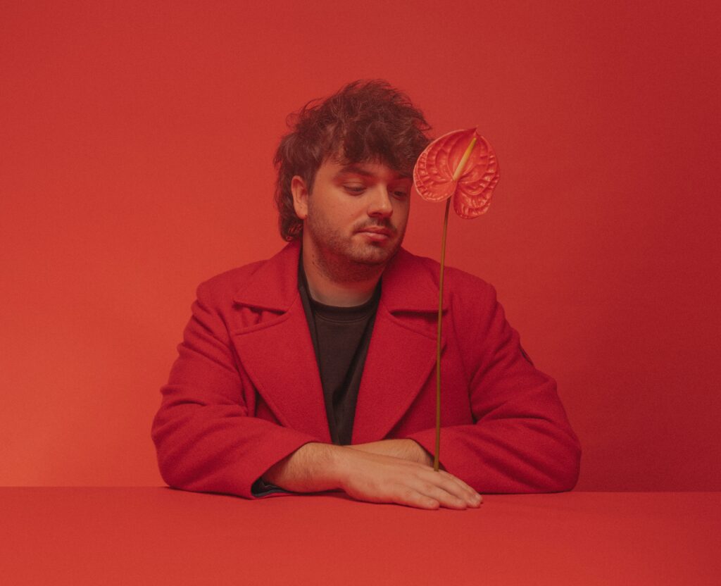 Janus Lesterrek ‘Minutuak’, disko berria izango denaren aurrerapen kantua, plazaratu du