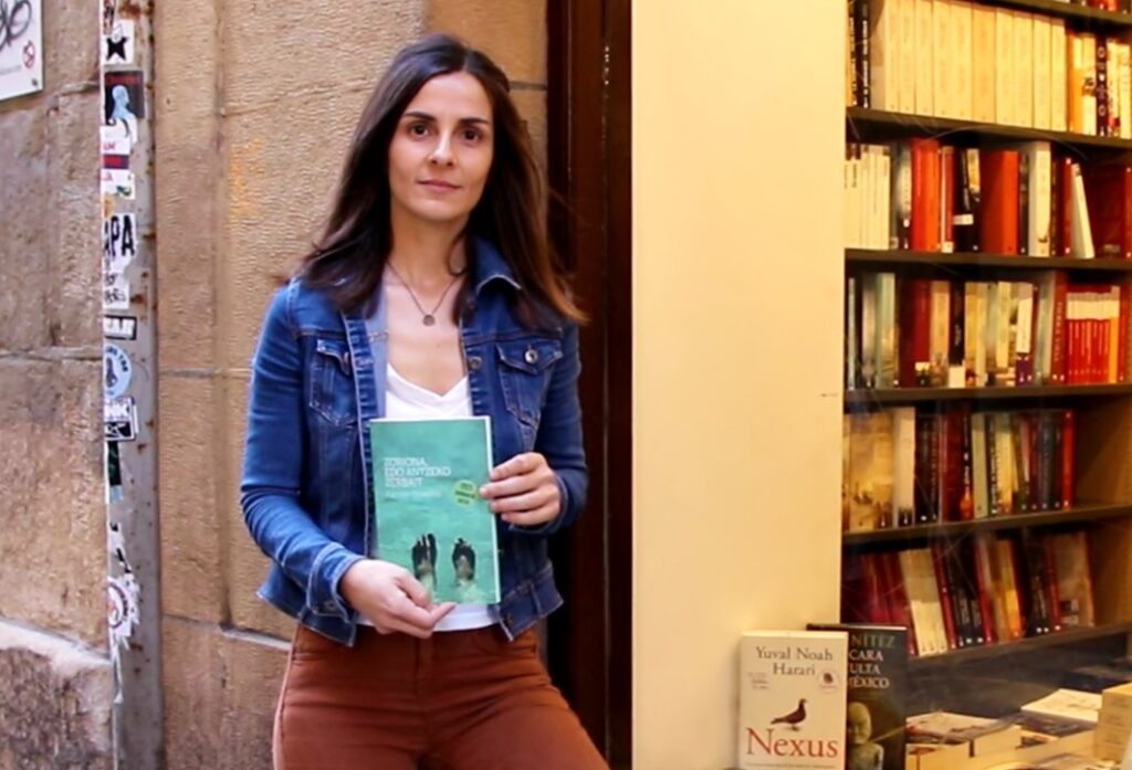 [Bideoa] Karmele Mitxelenak bidaia fisiko eta psikologiko bat dakarren eleberria kaleratu du ‘Zorion edo antzeko zerbait’ izenburupean
