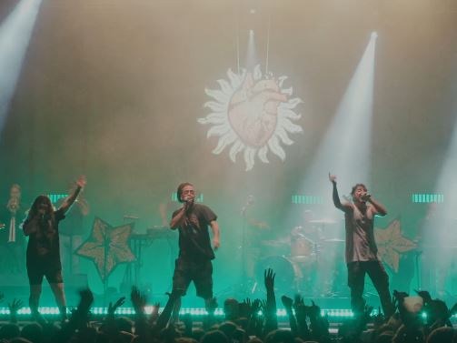 Esne Beltzak ‘Altxa eskua’ abestiaren bideoklipa kaleratu du