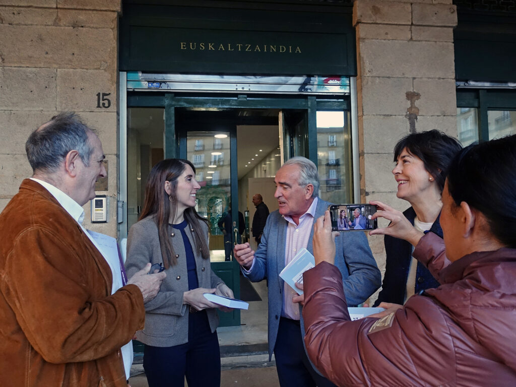 Adolfo Arejitak euskarazko ehun errefrau aztertu eta liburu batean bildu ditu