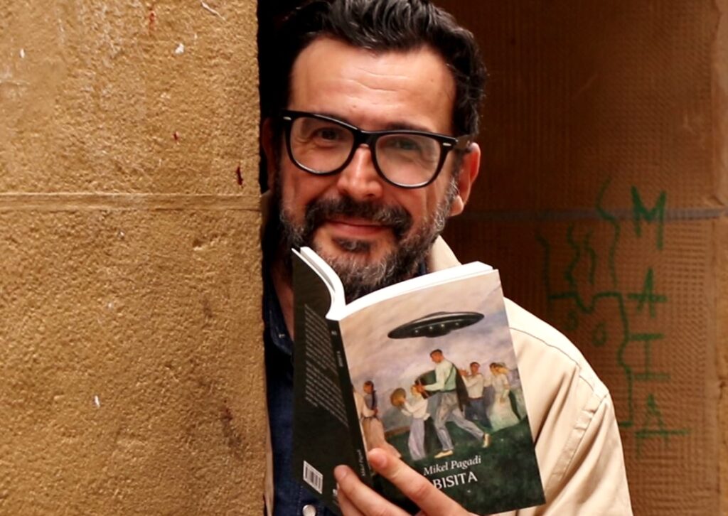 [Bideoa] Zientzia fikzioa eta umore ganberroa uztartu ditu Mikel Pagadizabalek ‘Bisita’ liburuan