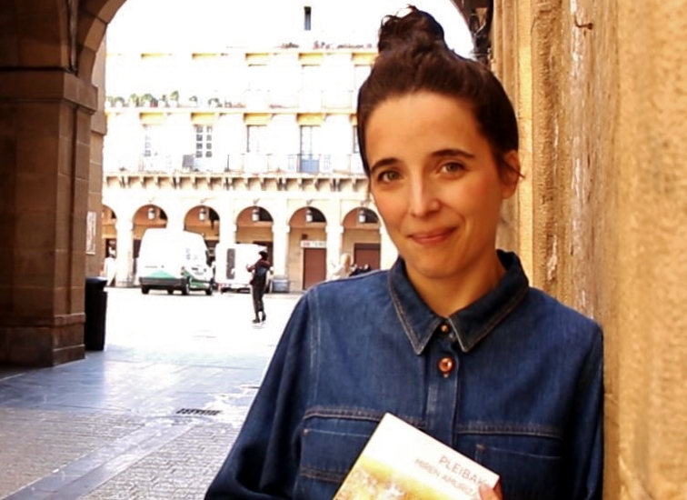 [BIDEOA] 2000ko hamarkadan girotuta, bi lagunen arteko harremana jaso du Miren Amurizak ‘Pleibak’ eleberrian