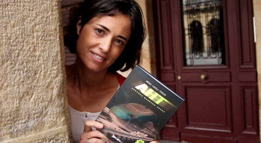 [BIDEOA] ‘Aukeratu zure abentura’ eta ‘scapebook’ egitura uztartzen dituen hirugarren liburua kaleratu du Nerea Loiolak