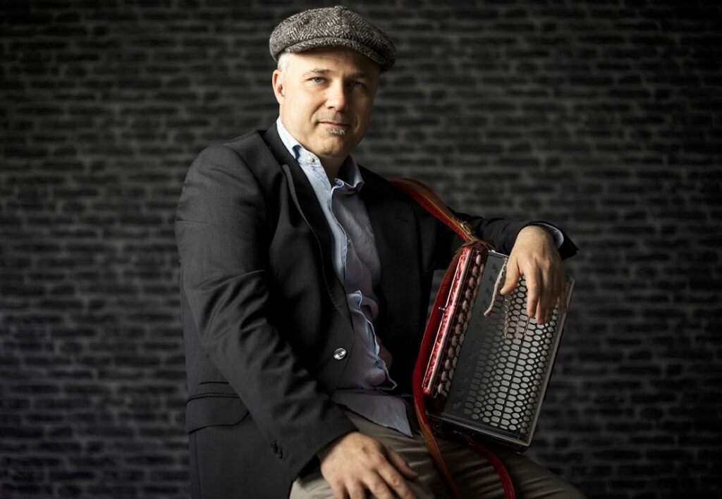 Xabi Aburruzaga musikariak “Soinu Gorria” liburua aurkeztu du