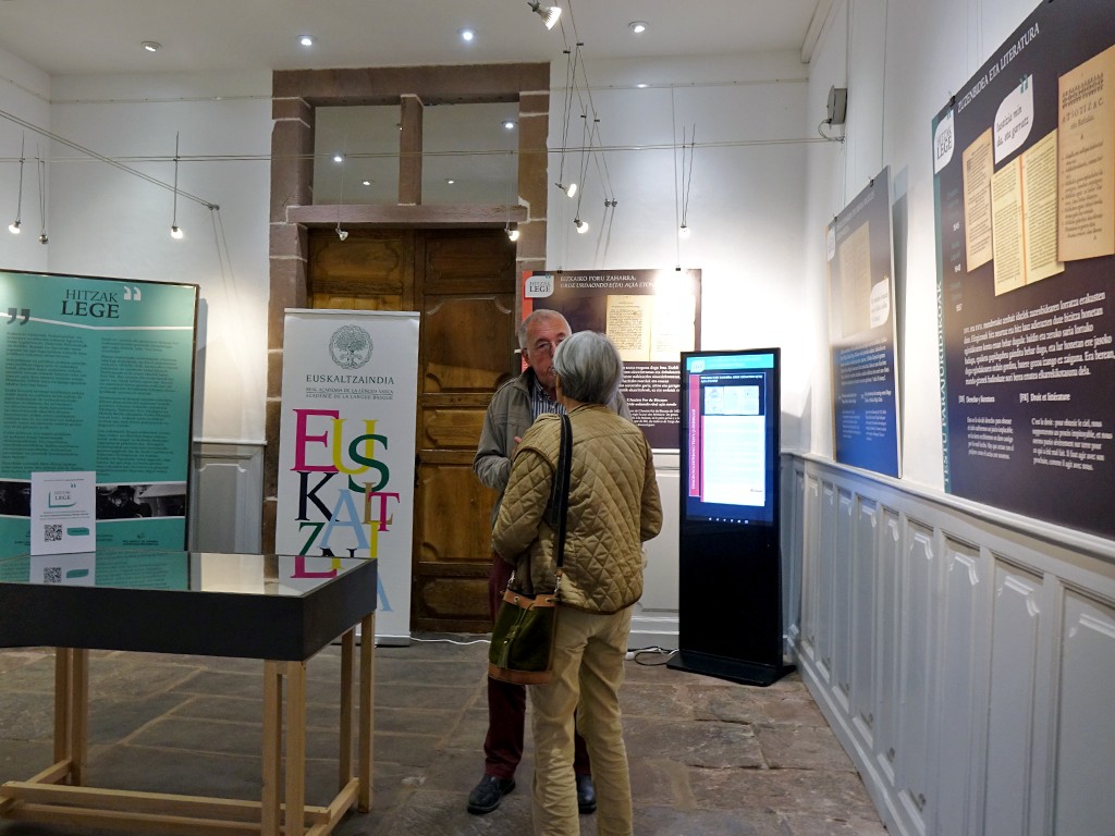 ‘Hitzak Lege’ erakusketa ibiltaria Donibane Garaziko Herriko Etxean paratu dute